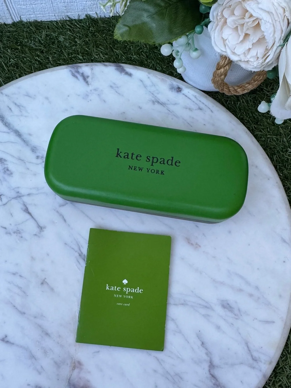 KATE SPADE Green Sunglass Case with cleaning cloth and authentication card New